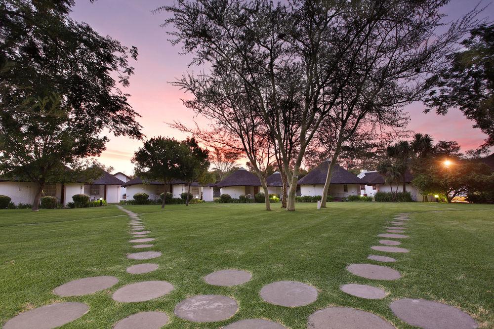 Protea Hotel By Marriott Oudtshoorn Riempie Estate Exterior photo