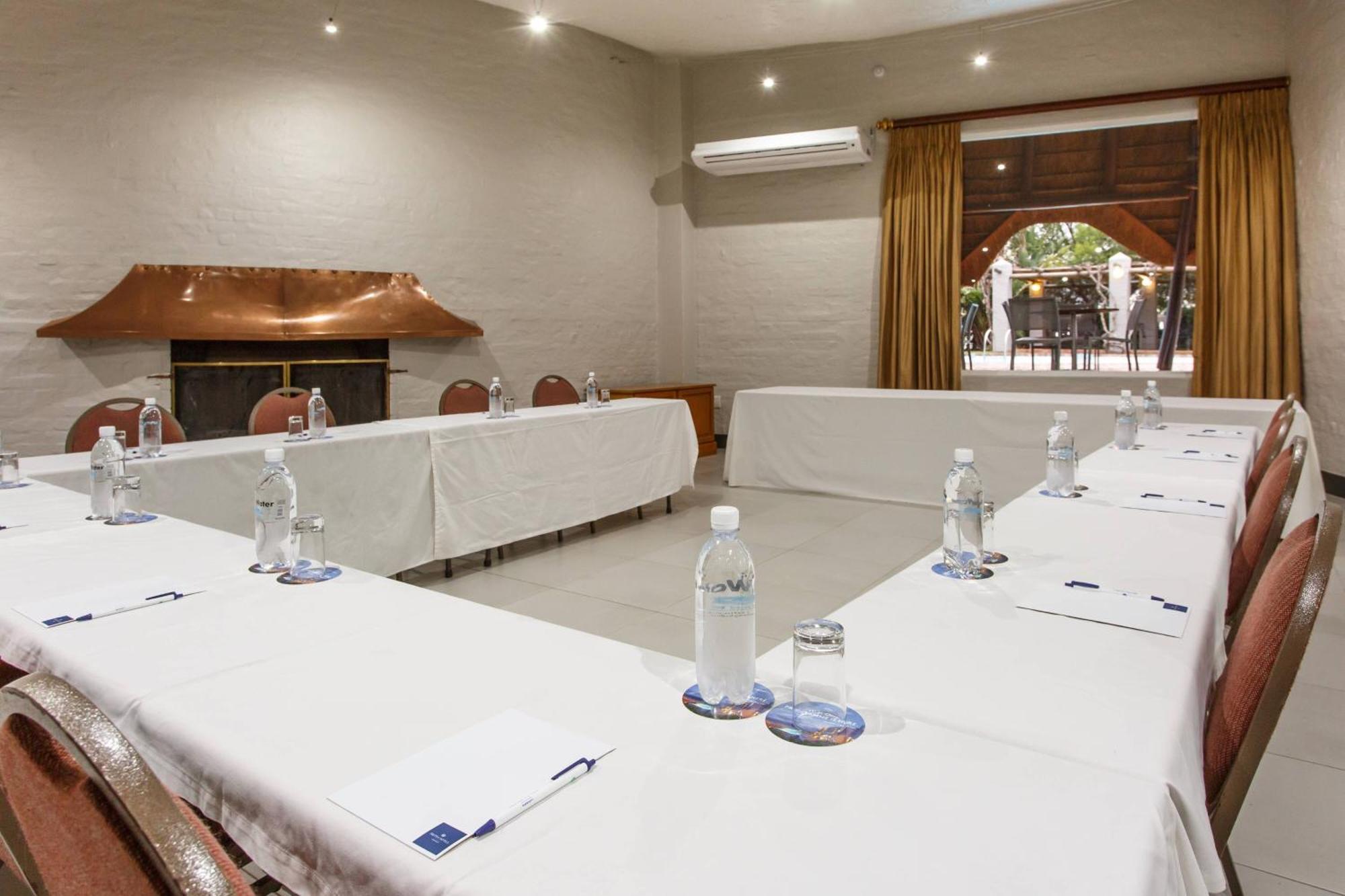Protea Hotel By Marriott Oudtshoorn Riempie Estate Exterior photo