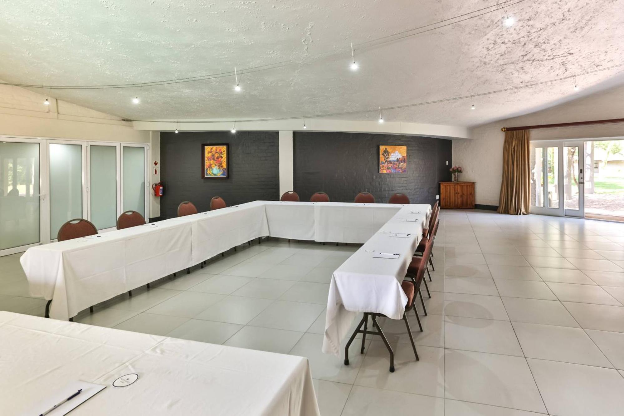 Protea Hotel By Marriott Oudtshoorn Riempie Estate Exterior photo
