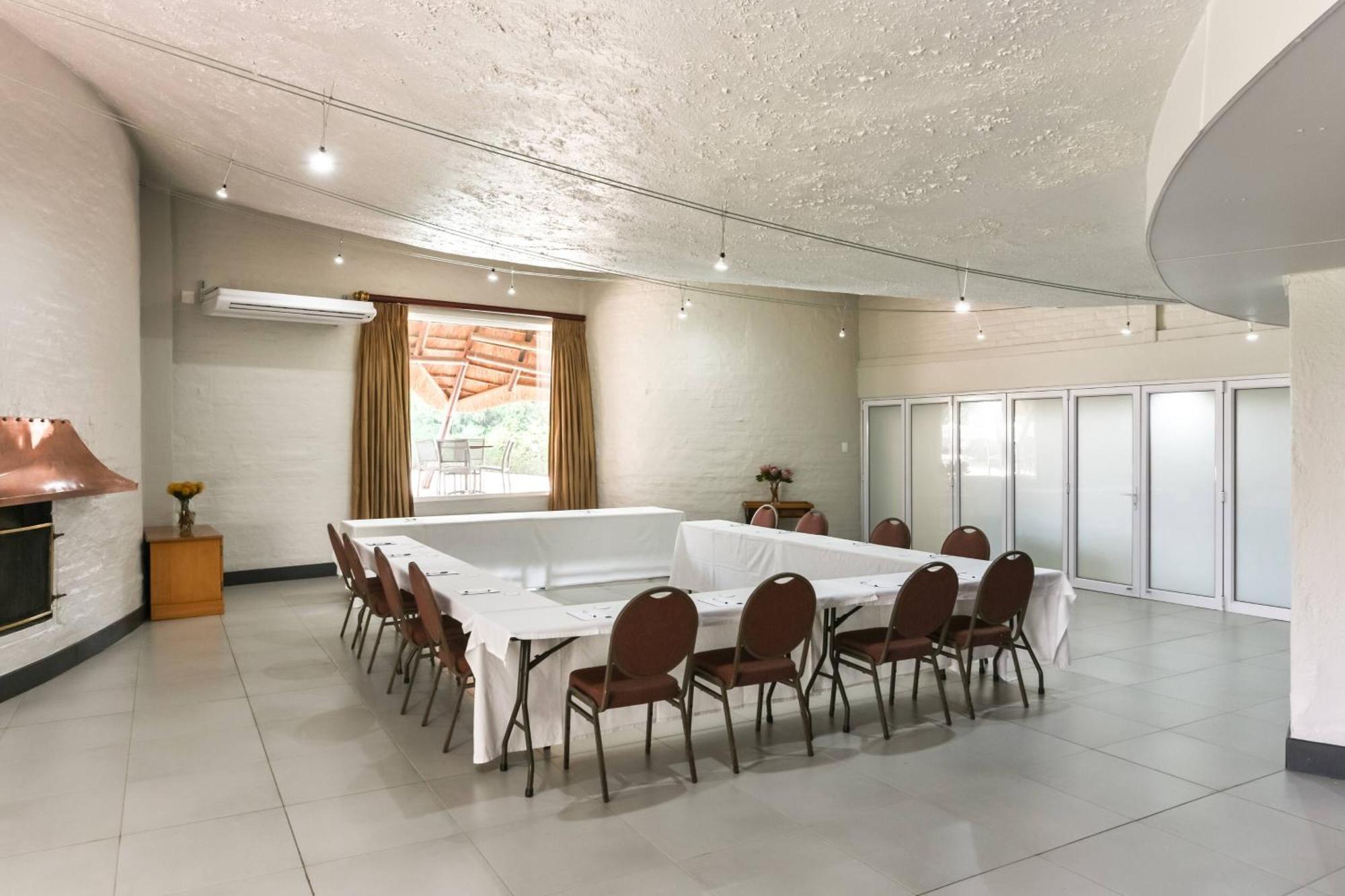 Protea Hotel By Marriott Oudtshoorn Riempie Estate Exterior photo