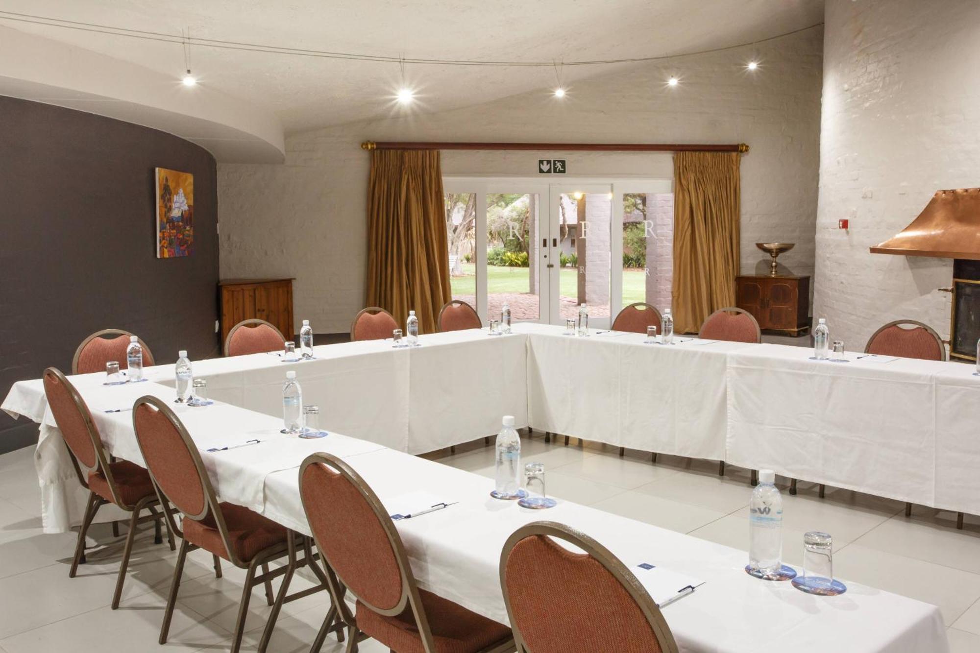 Protea Hotel By Marriott Oudtshoorn Riempie Estate Exterior photo