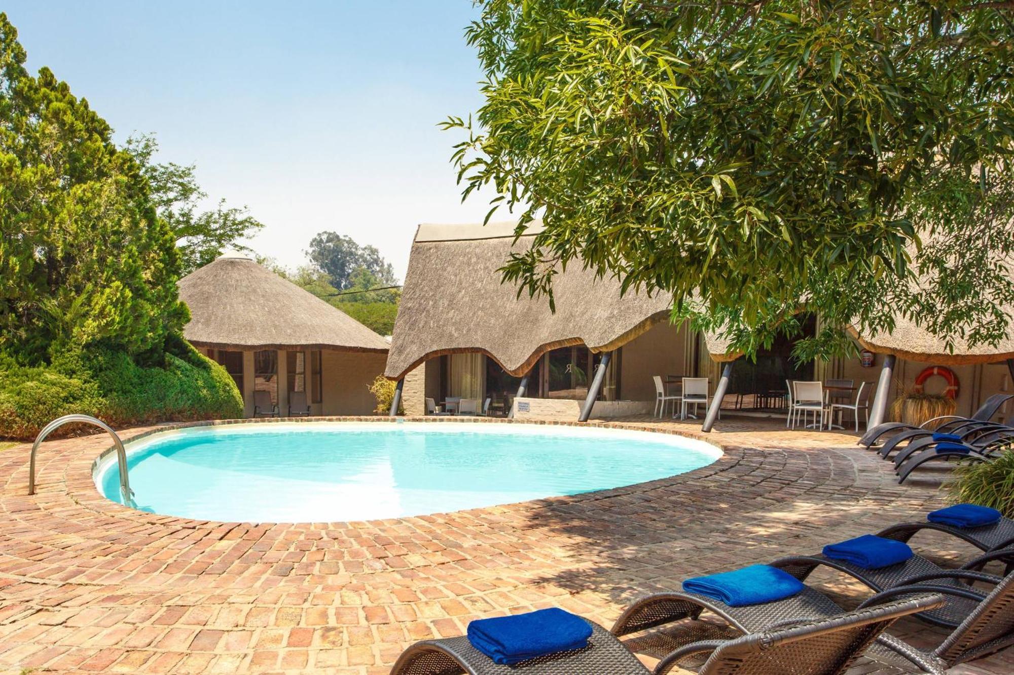 Protea Hotel By Marriott Oudtshoorn Riempie Estate Exterior photo