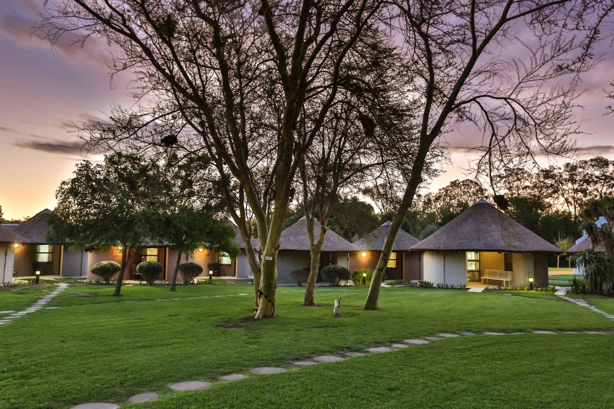 Protea Hotel By Marriott Oudtshoorn Riempie Estate Exterior photo