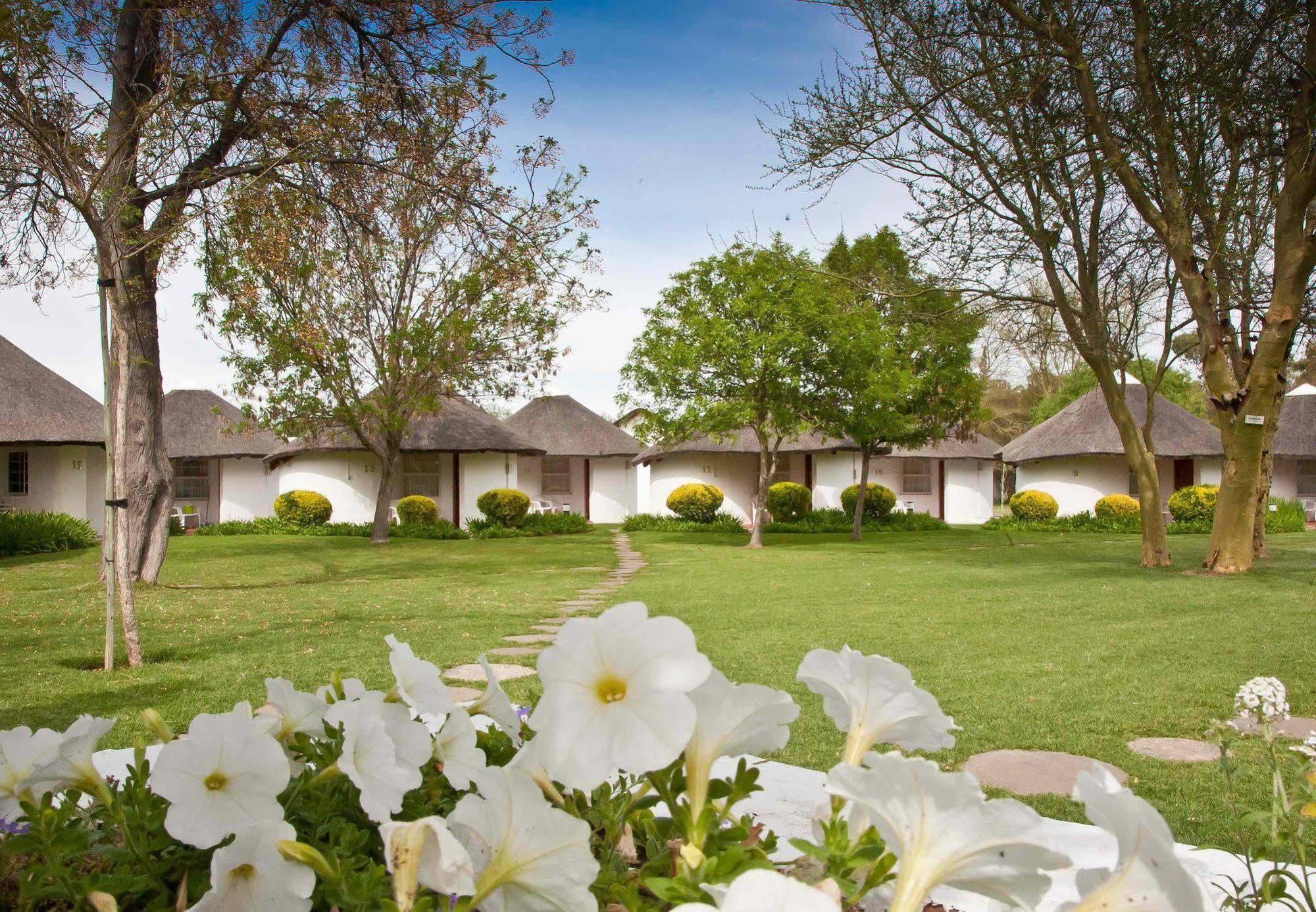 Protea Hotel By Marriott Oudtshoorn Riempie Estate Exterior photo